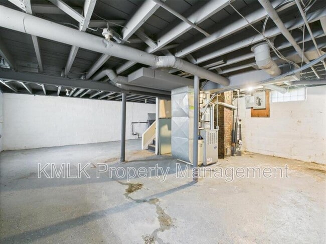 Building Photo - 689 Kenmore Blvd