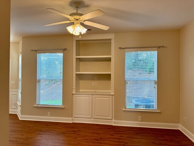 Building Photo - Better than New!