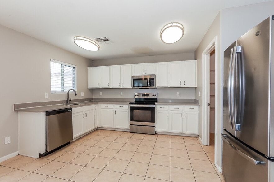 Building Photo - 1836 E Silversmith Trail