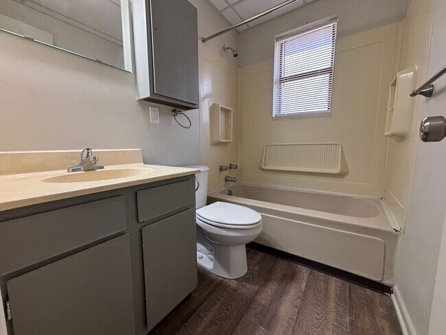 Building Photo - Renovated 2 Bedroom, 1 Bath Apartment at t...