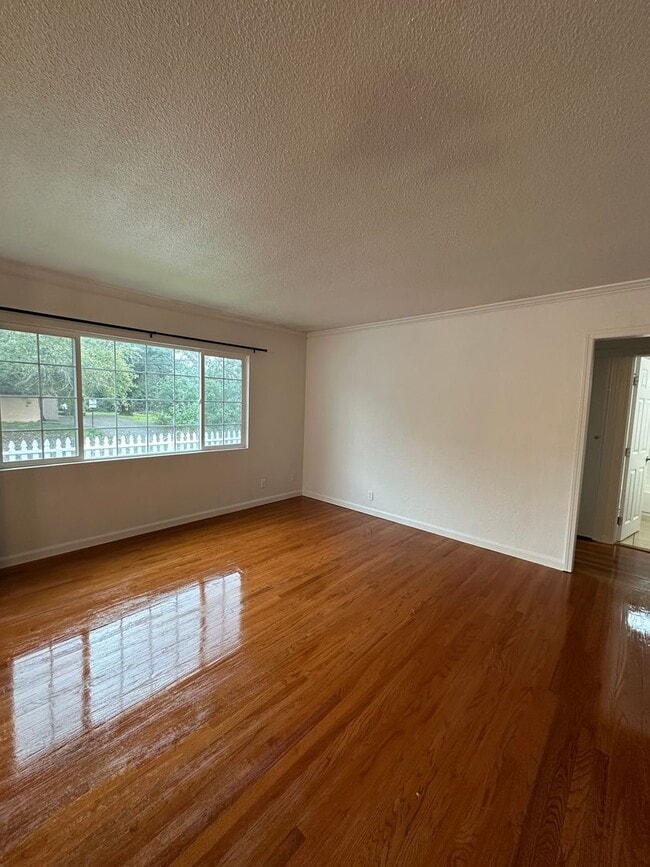 Building Photo - Updated & Charming 3 Bedroom Home with Fan...