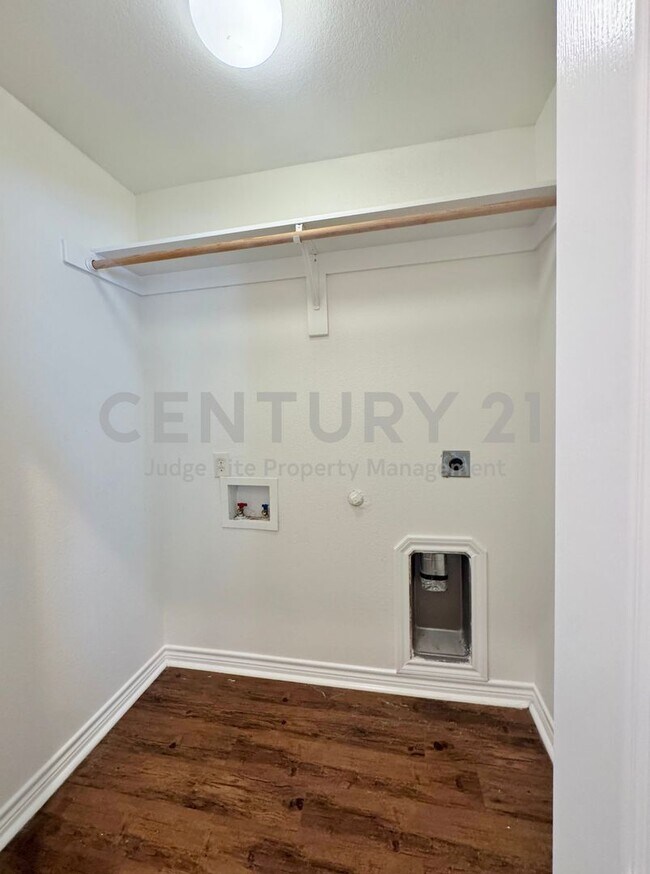 Building Photo - Charming, 2-Story 3/2.5/1 Duplex Ready For Move-In!