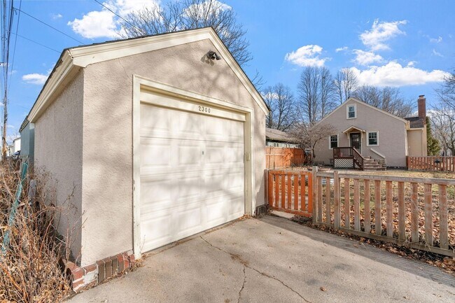 Building Photo - 2300 NE McKinley St