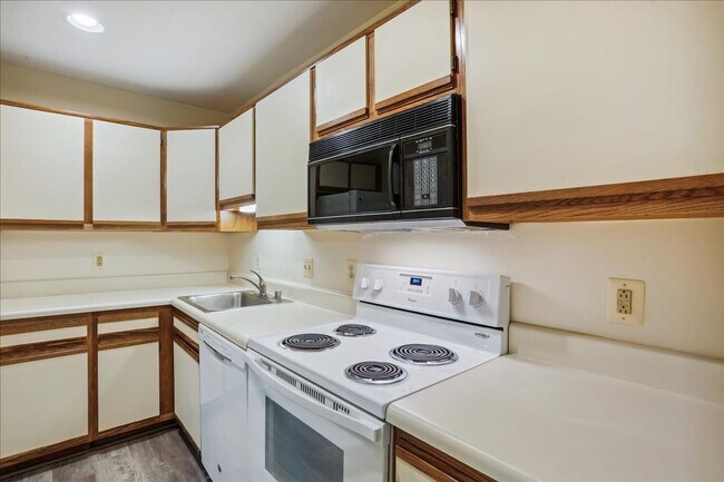 Building Photo - Ground Level Condo in Gaithersburg - 1 bed, 1 bath