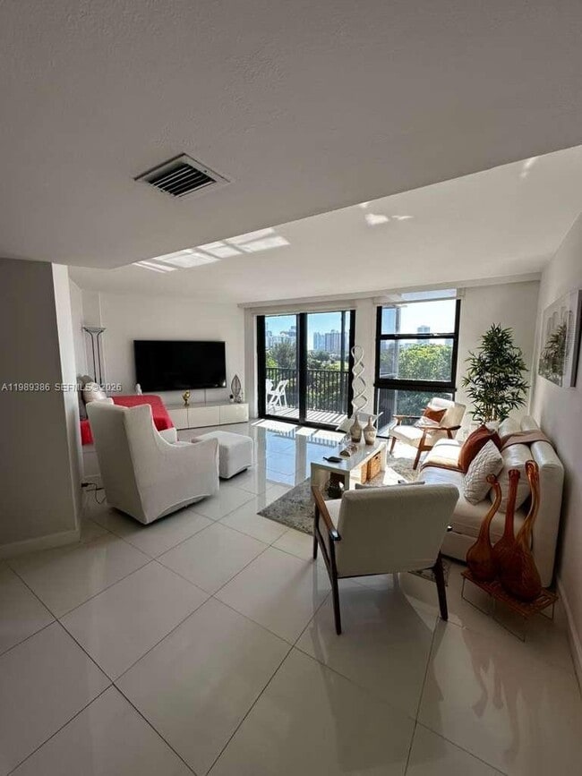 Building Photo - 3401 N Country Club Dr