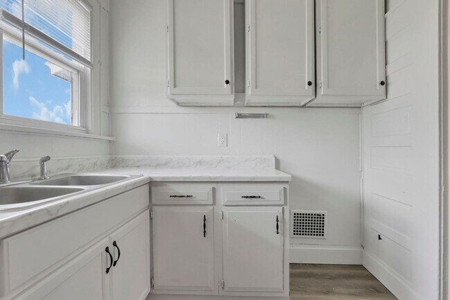 Building Photo - 27-29-29 S Terrace Ave