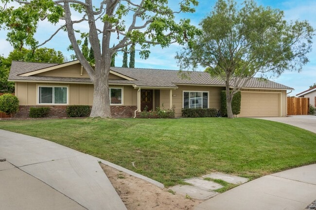 Building Photo - Beautifully Maintained Rental Home with an...