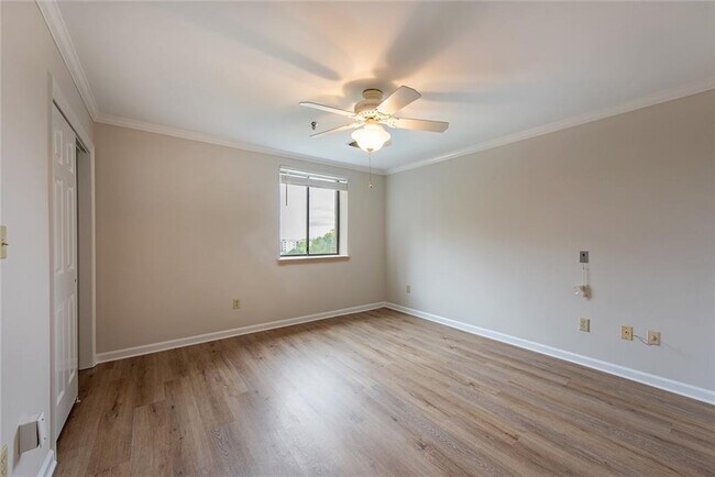 Building Photo - 300 Johnson Ferry Rd