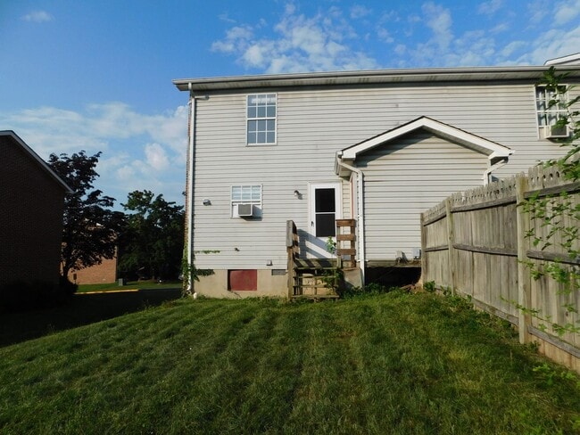 Building Photo - End unit townhouse on the east side of Winchester
