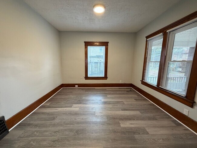 Building Photo - 53 Metlin Ave