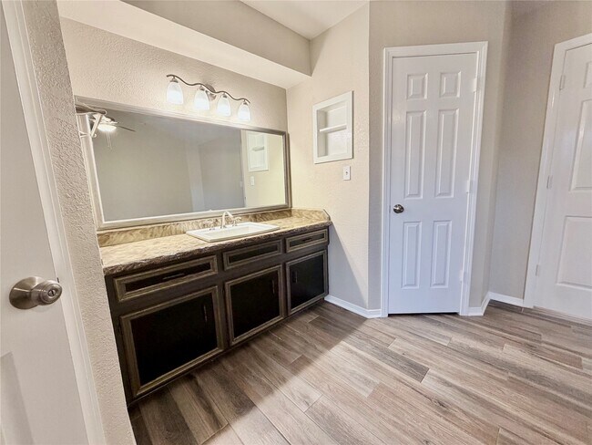 Building Photo - 2712 Monroe Ave