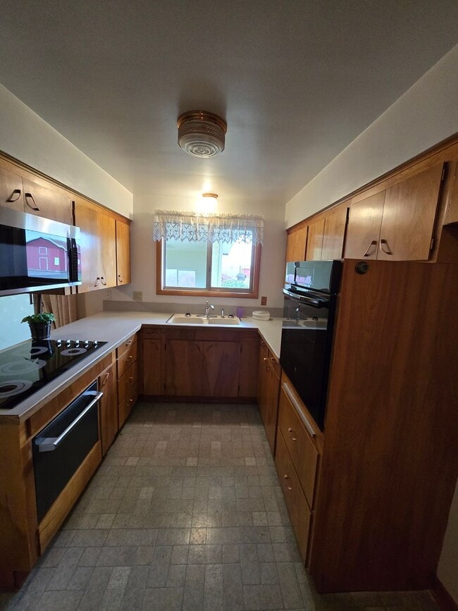 Building Photo - Pet Friendly 3 Bed / 2Bath Home with 2 Garages, Open Air Covered Storage, Large Open Yard, and more!