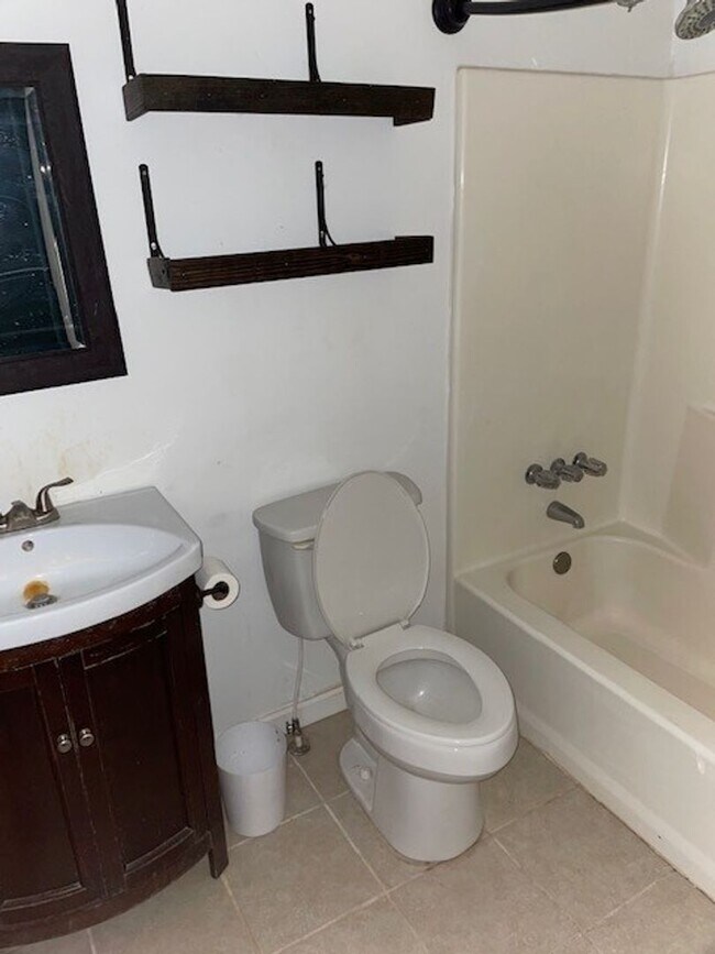 Building Photo - 468 Davis Rd