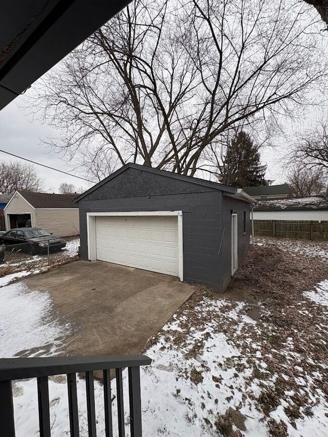 Building Photo - Four bedroom two bathroom home for rent