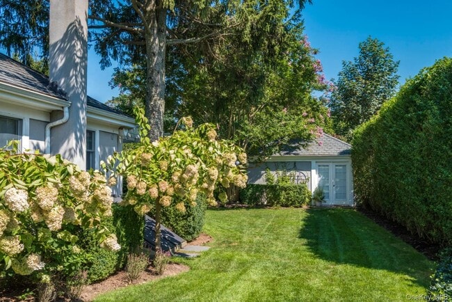 Building Photo - 10 Henry St