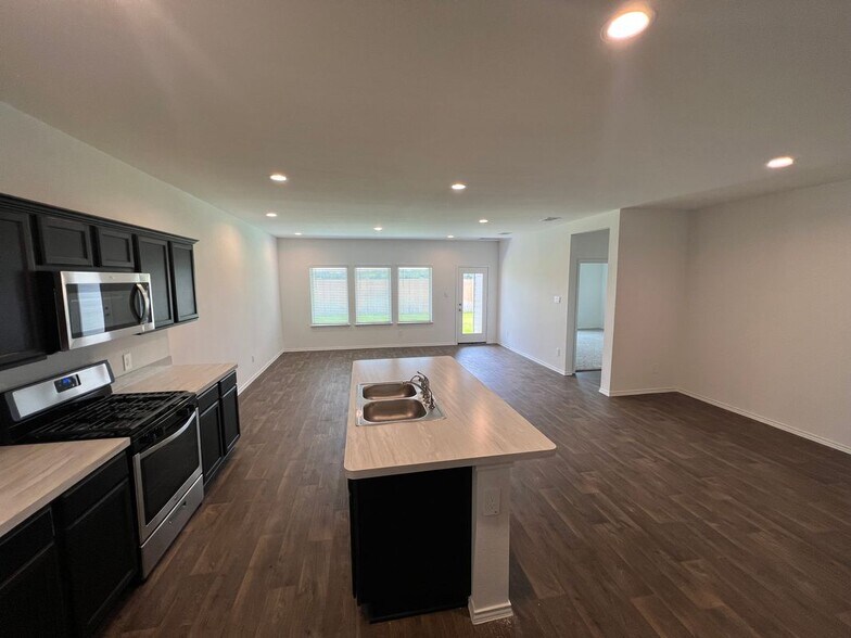Building Photo - 12418 Pelican Bay Dr
