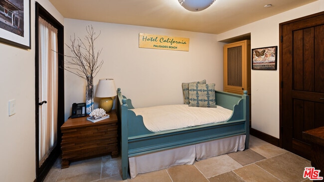 Building Photo - 964 Palisades Beach Rd