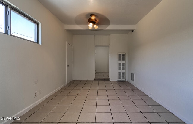 Building Photo - 10000 Jamaica St