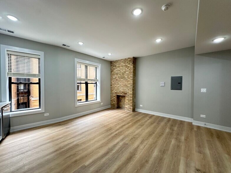Building Photo - 451 W Belden Ave