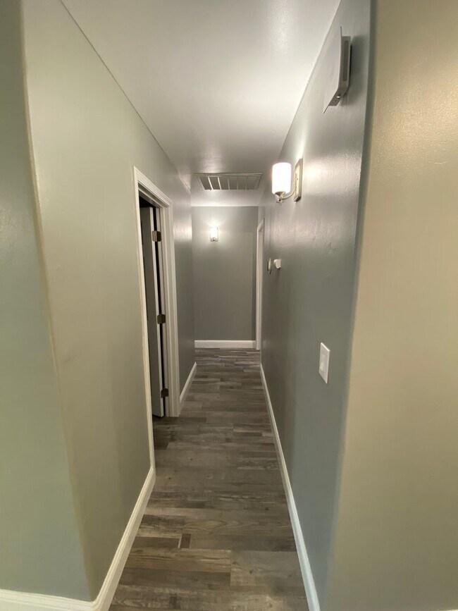 Building Photo - Gorgeous 3 BD 2 BA remodeled home availabl...