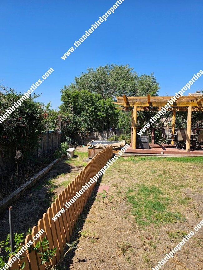 Building Photo - 3 bedroom, 2 baths  with great backyard oa...