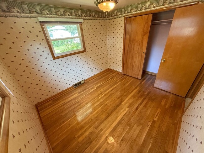 Building Photo - Retro Style Home with Massive Backyard