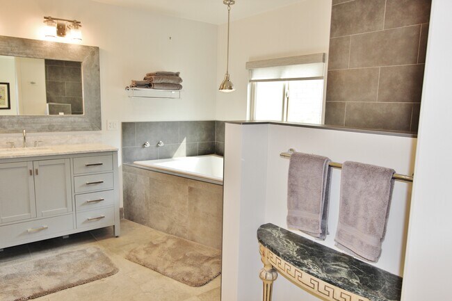 Building Photo - 7328 VISTA DEL MAR Ln