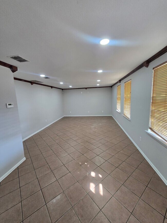 Building Photo - 4 Bedroom / 2.5 Bath / 2 Car Garage