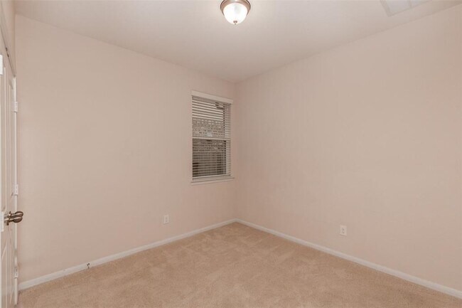 Building Photo - 314 Trillium Dr