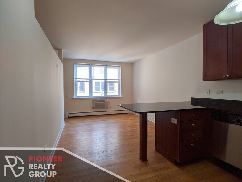 Primary Photo - 630 W Wrightwood Ave