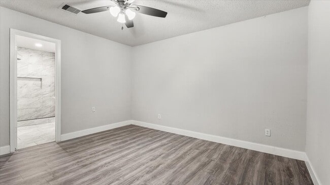 Building Photo - 10622 Highland Woods Dr