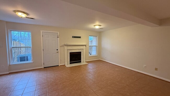 Building Photo - Three Bedroom Townhouse in River Oaks
