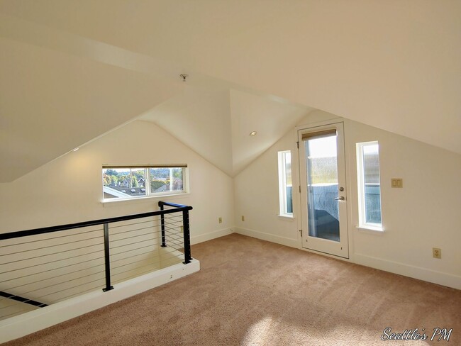 Building Photo - Stunning 3 Bedroom Townhouse in Greenlake!