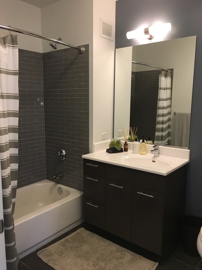 Building Photo - 637 N Wells St