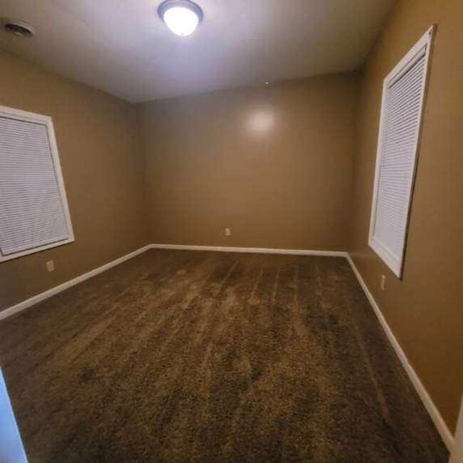 Building Photo - $1099 - 4 bed 2 bath - Single Family Home