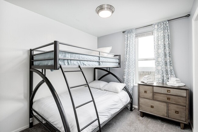 Building Photo - 2411 Tremont Pl