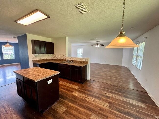 Building Photo - Over 2800 square feet!