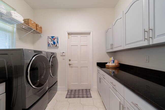 Building Photo - 1907 S Club Dr