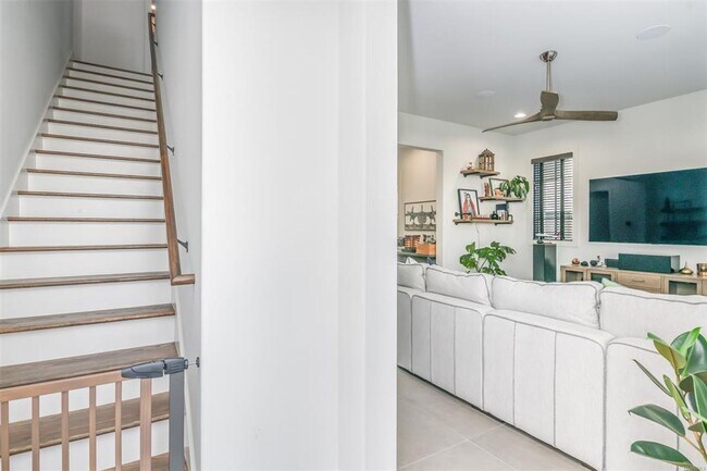 Building Photo - Desirable Hampstead Living!