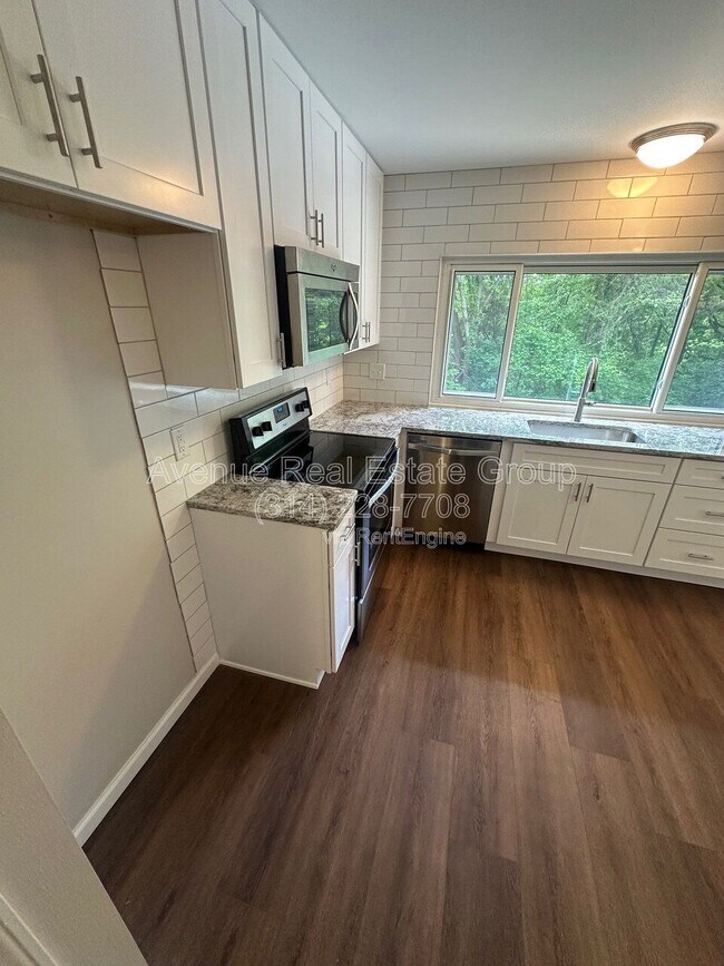 Building Photo - 425 Westglen Village Dr
