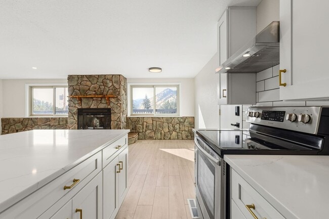 Building Photo - Bright & Beautiful Foothills Home Just Minutes from Downtown Boulder