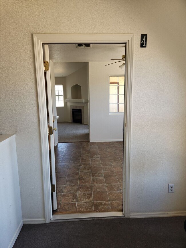 Building Photo - 2 bed / 1 bath in 4 Plex