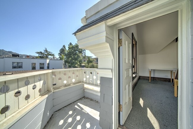 Building Photo - 2225 Blake St