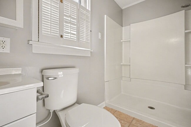 Building Photo - Charming 3-bedroom 2 bathrooms in Downtown...