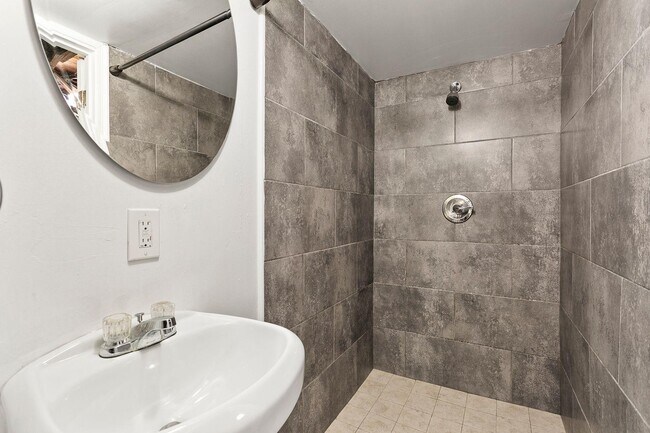 Building Photo - 2843 Pelham Ave