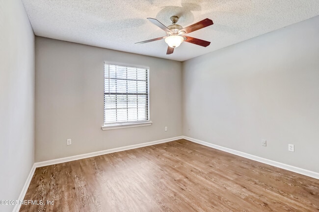 Building Photo - 10460 Roxbury Ln