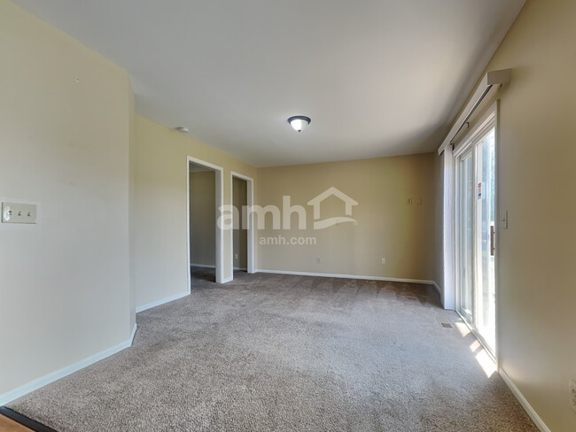 Building Photo - 6939 Sandbur Ct