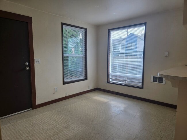 Building Photo - 6117 Community Pl SW