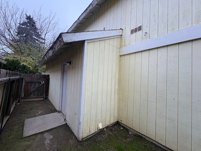 Building Photo - 2 story house in NW Visalia Available Now