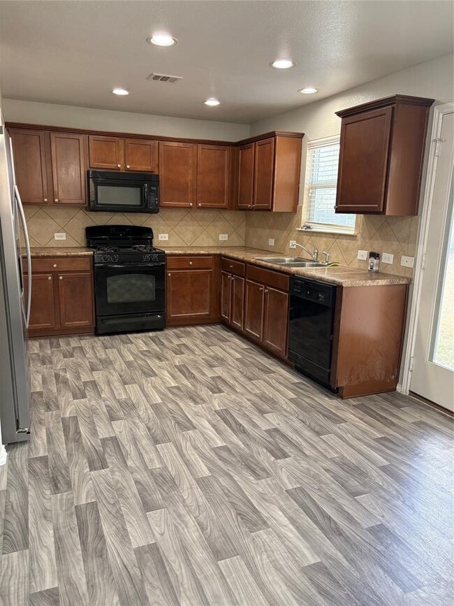 Building Photo - 303 Grutsch Dr